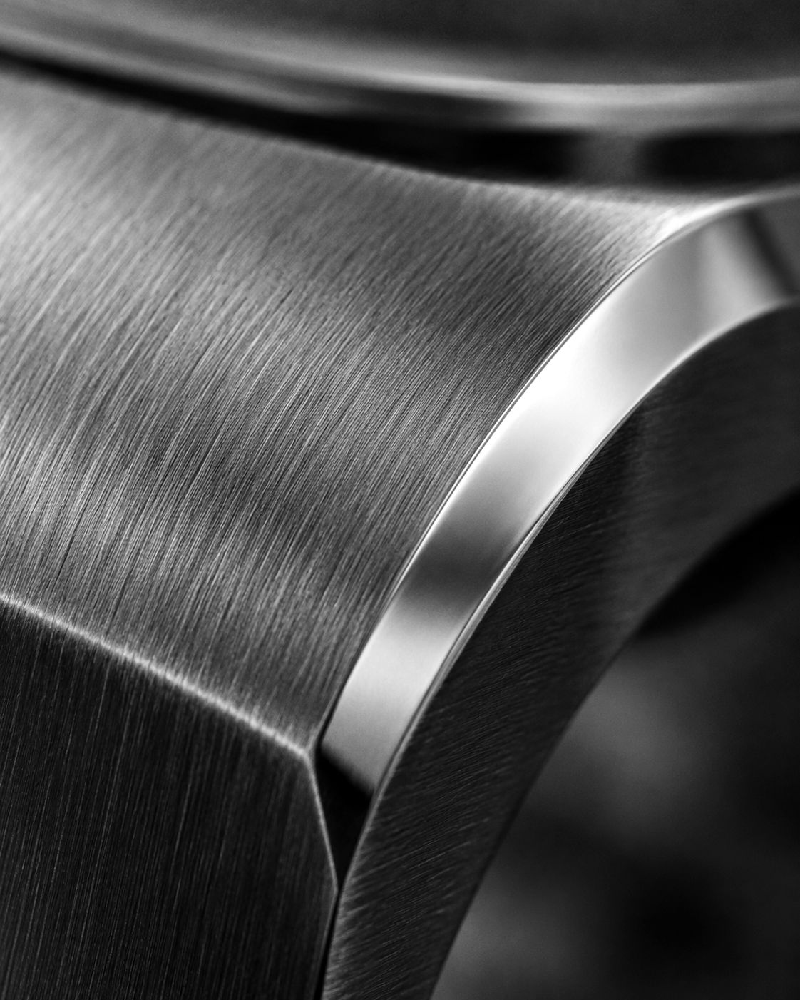 Brushed steel case flank with a polished bevel